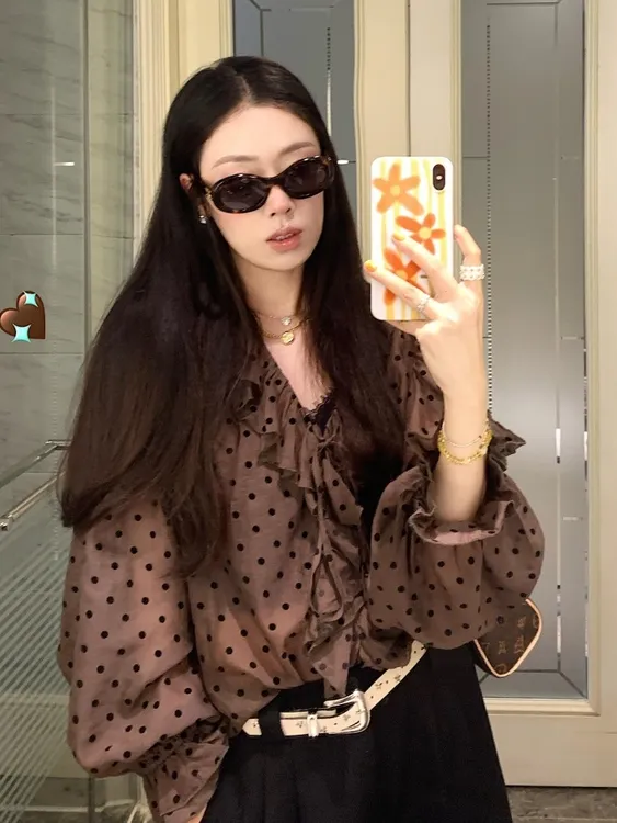 高端小资小上衣女2025早秋超好看独特漂亮法式咖色波点荷叶边衬衫