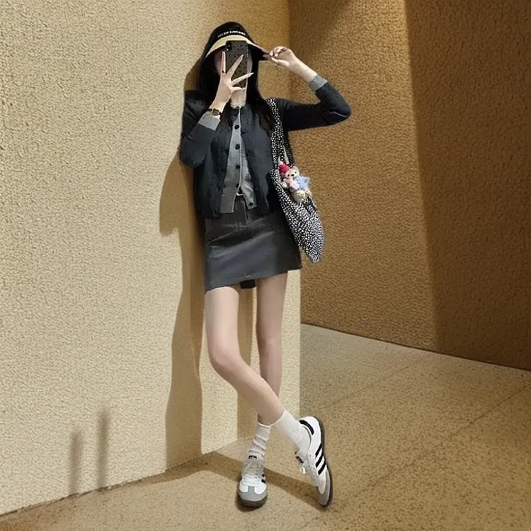 春季新款小个子茶系穿搭灰色假两件针织开衫半身短裙时尚两件套装