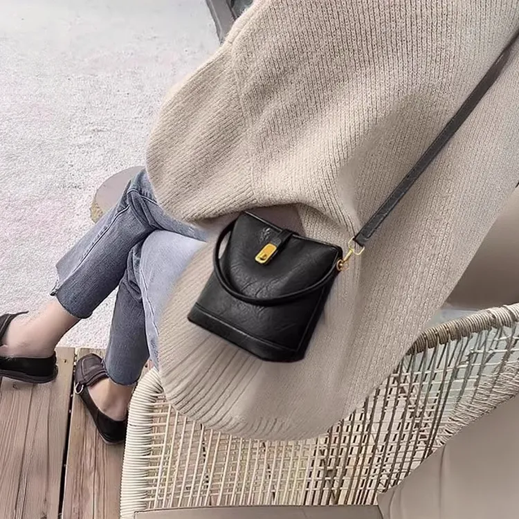 香港品牌流行高级感包包2025新款秋天轻奢真皮简约休闲斜挎水桶包