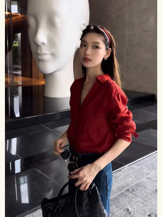 今年流行法式漂亮独特小衫红色V领气质修身显瘦高级感超好看衬衫