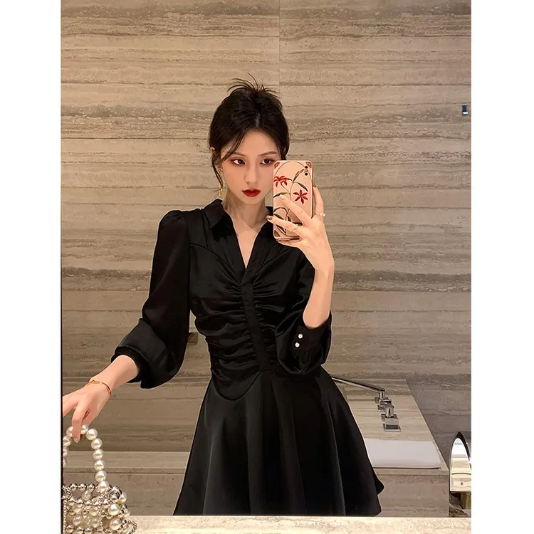 洋气法式御姐小黑裙女早春2025新款缎面褶皱收腰黑色衬衣领连衣裙