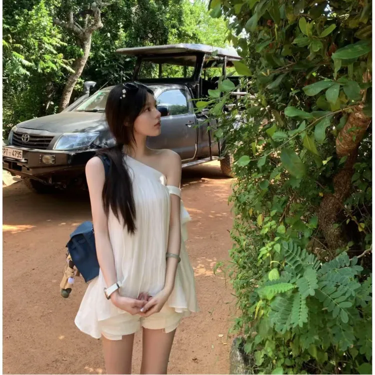 韩系气质女神2025夏季新款ins性感斜肩上衣搭配显瘦高腰休闲短裤 