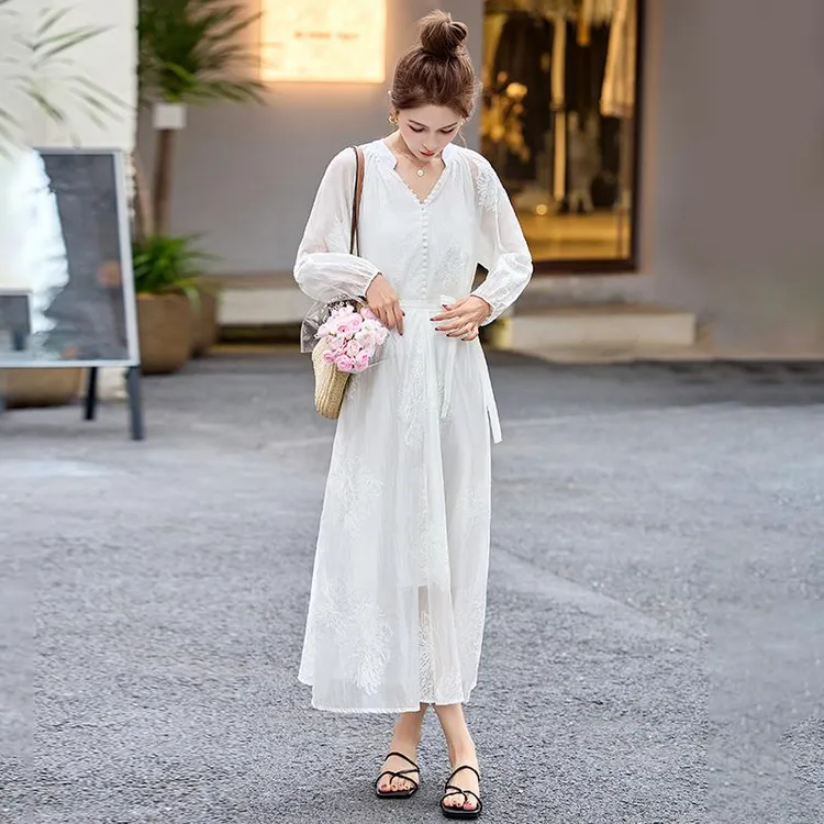温柔风气质V领长袖连衣裙女春夏新款高级感刺绣收腰显瘦绝美长裙