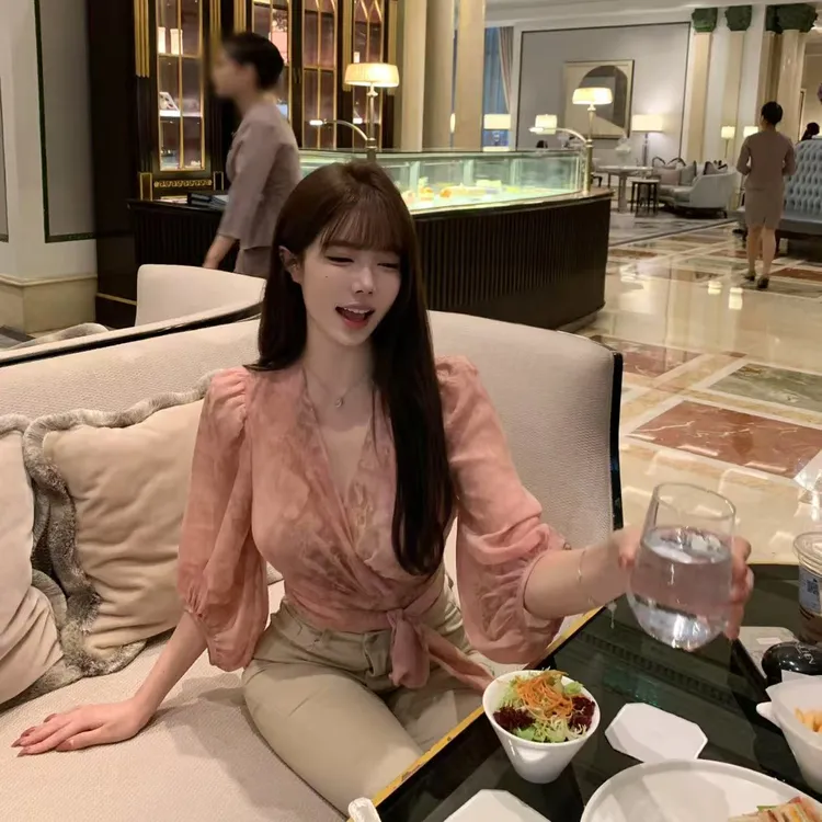 Liuu嘻嘻阿法式碎花V领绑带小衫女夏时尚气质五分灯笼袖百搭上衣