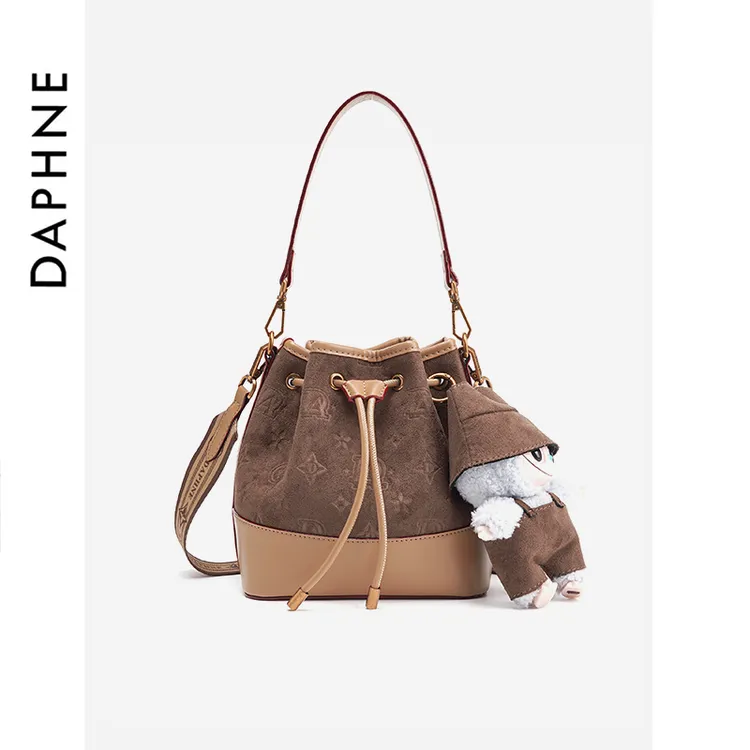 Daphne/达芙妮秋冬氛围感水桶包实用百搭单肩包斜挎包DA25070-1