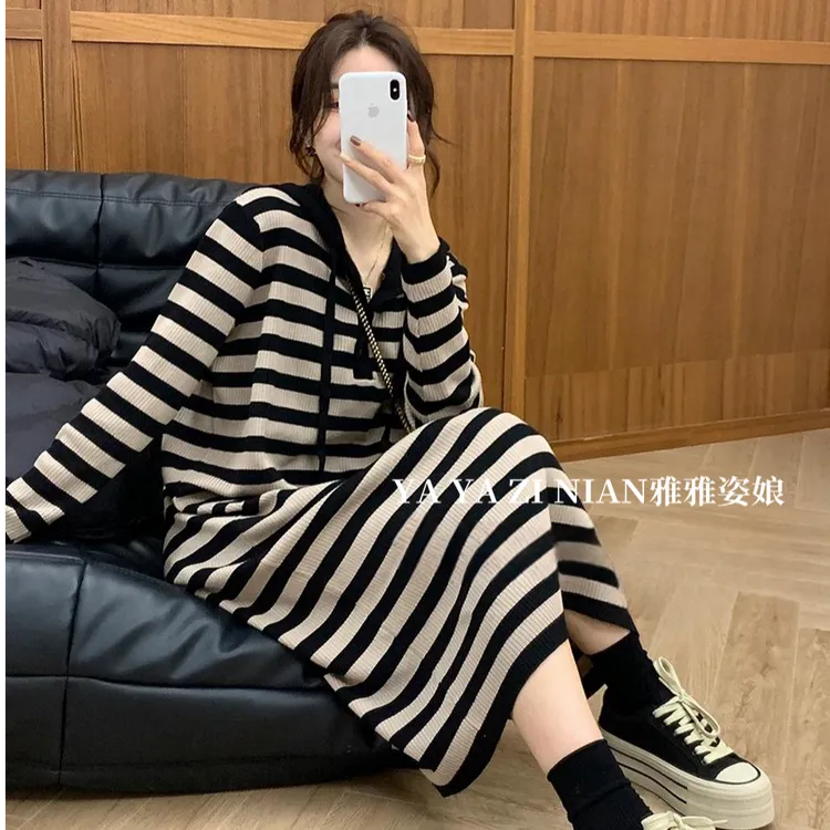 法式慵懒风复古连帽针织连衣裙女春秋时尚宽松气质休闲条纹毛衣裙