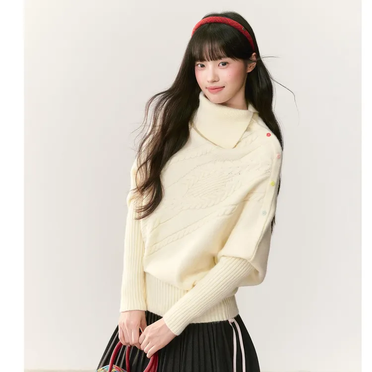 umoumo乌蘑米白色绞花宽松上衣收口下摆不对称翻领彩扣斗篷毛衣