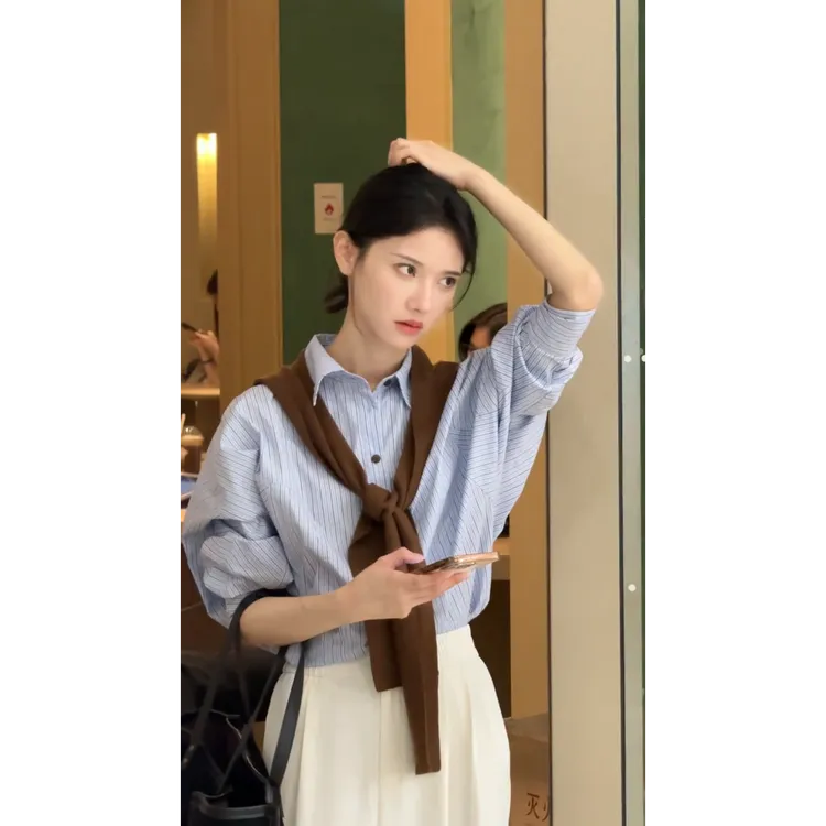 MARIE.COCO法式高智感一整套穿搭蓝色条纹衬衫咖色披肩白色休闲裤