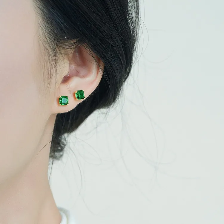 2025新款爆款祖绿色迷你小方块小耳骨钉设计气质耳环