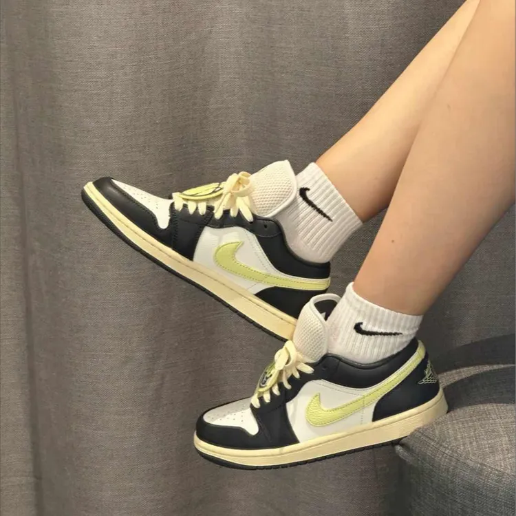 NIKE耐克女鞋WMNS AIR JORDAN 1 LOW SE潮鞋乔丹篮球鞋HQ3009-003