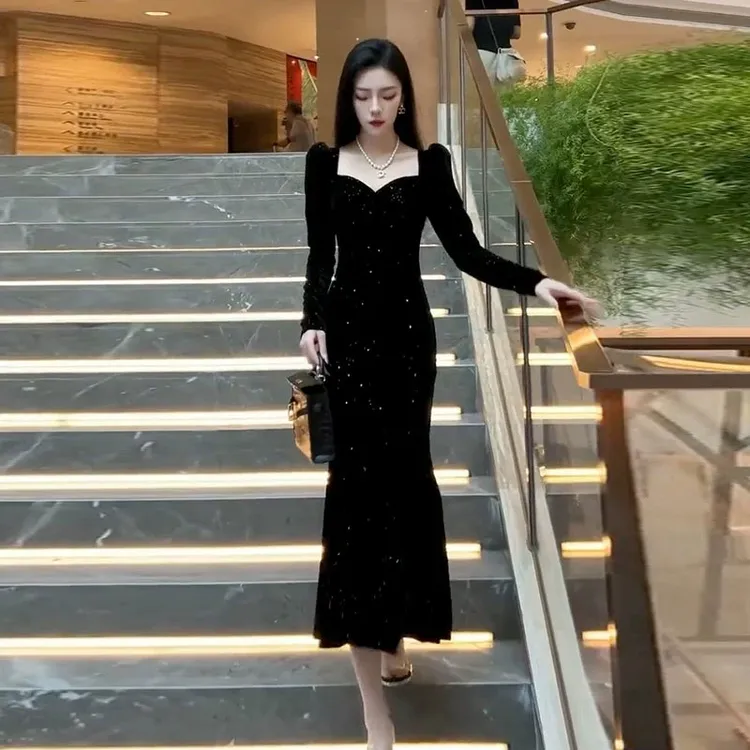 新年战袍赫本风丝绒小黑裙气质修身礼服长裙法式包臀连衣裙女秋冬