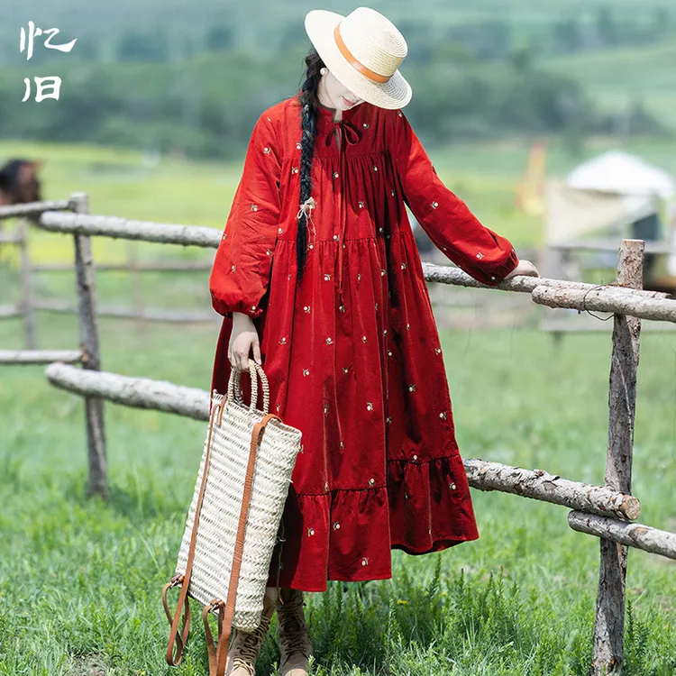 【乱红飞花】复古灯芯绒连衣裙女2024年秋季精致刺绣拼接红色长裙