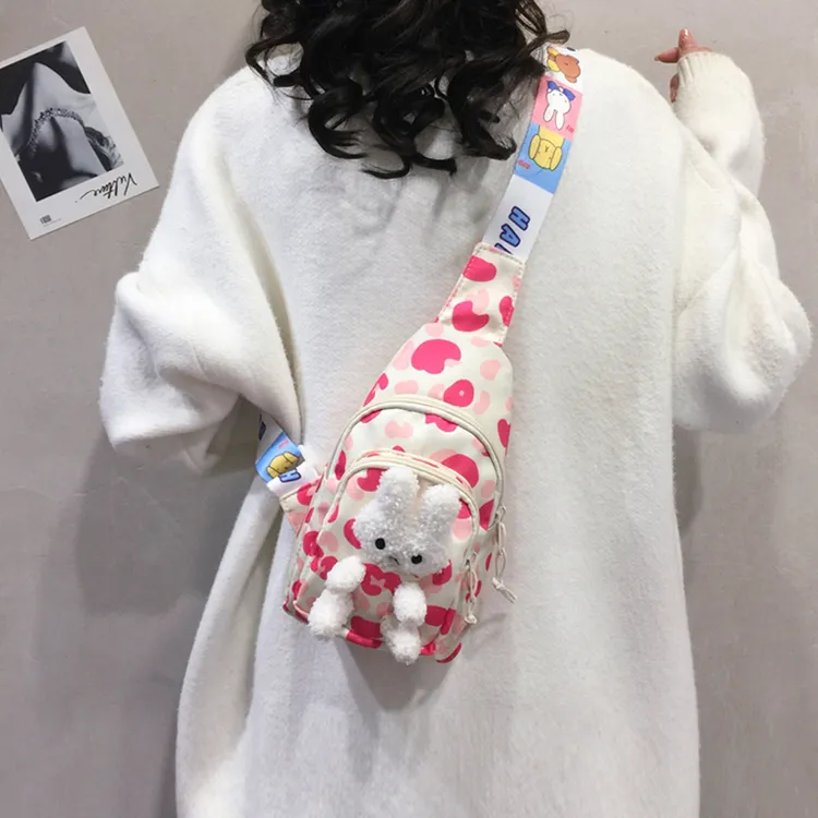 包包女斜挎胸包学生时尚潮流2024新款百搭手机包日系可爱风胸包女