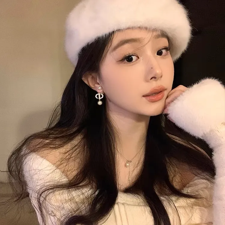 铜合金仿珍珠耳饰 韦雪同款时尚气质轻奢高级感字母珠珠耳环百搭