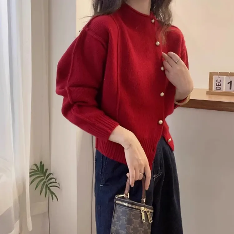 今年流行的漂亮毛衣女冬季新款舒适洋气斜扣针织开衫短外套上衣潮