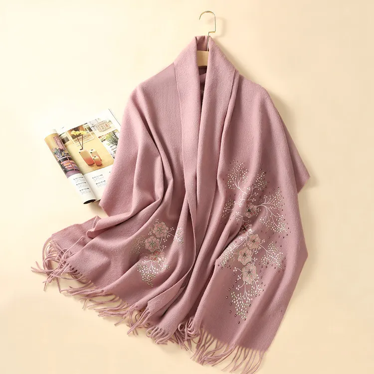 羊毛披肩女秋冬季新款高级感旗袍送妈妈国风刺绣羊绒保暖围巾