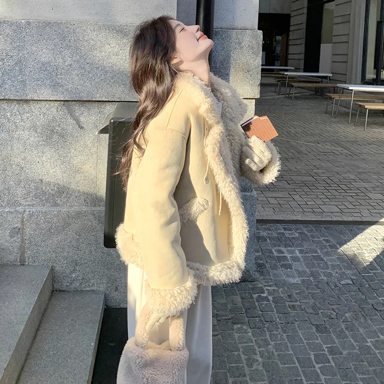 奶呼呼黄色皮毛一体仿羊羔毛外套冬季2024新款独特超好看短款棉服