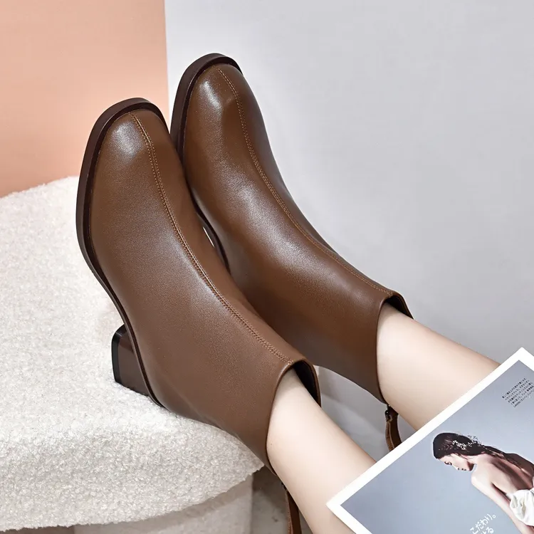 秋冬新款方头马丁靴低跟粗跟瘦瘦靴短筒靴简约净版英伦风靴子时尚