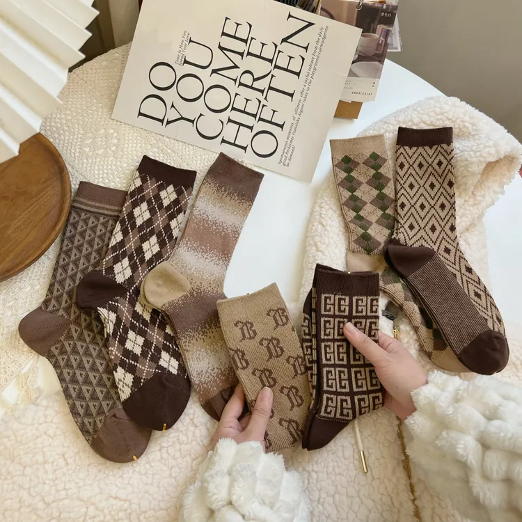 袜子女韩版中筒秋冬季复古格纹英伦风内里无线头咖色卡其色百搭袜