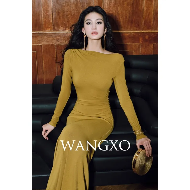 WANGXO【柔珠小姐】慕斯绒一字肩针织长袖连衣裙  243868W