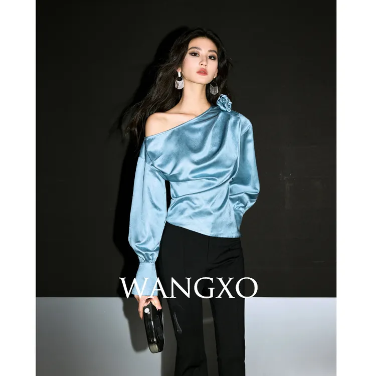 WANGXO  斜肩压褶可拆卸玫瑰装饰衬衫  241632Y