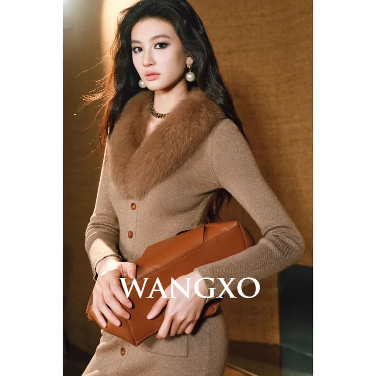 WANGXO 可拆卸狐狸毛领金丝羊连衣裙 2401218W
