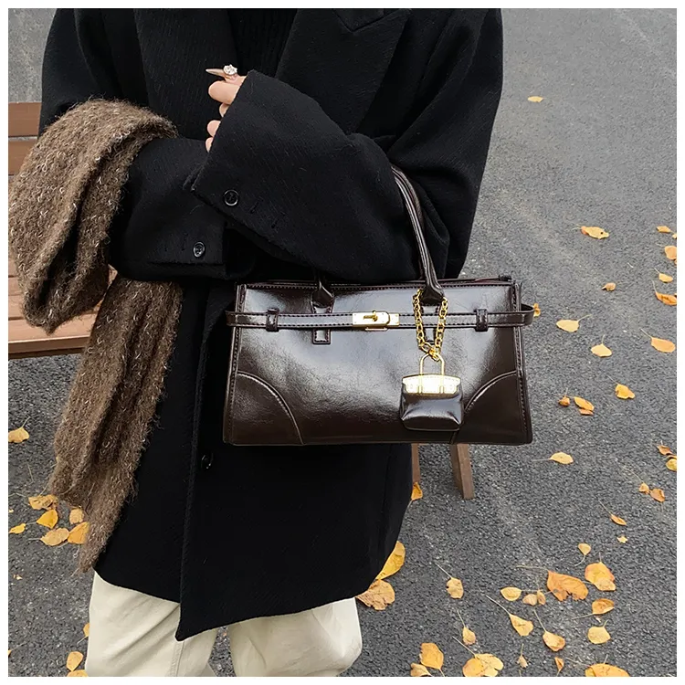 2026新款时尚手提托特包秋冬季复古单肩斜挎包潮酷油蜡皮女包质感