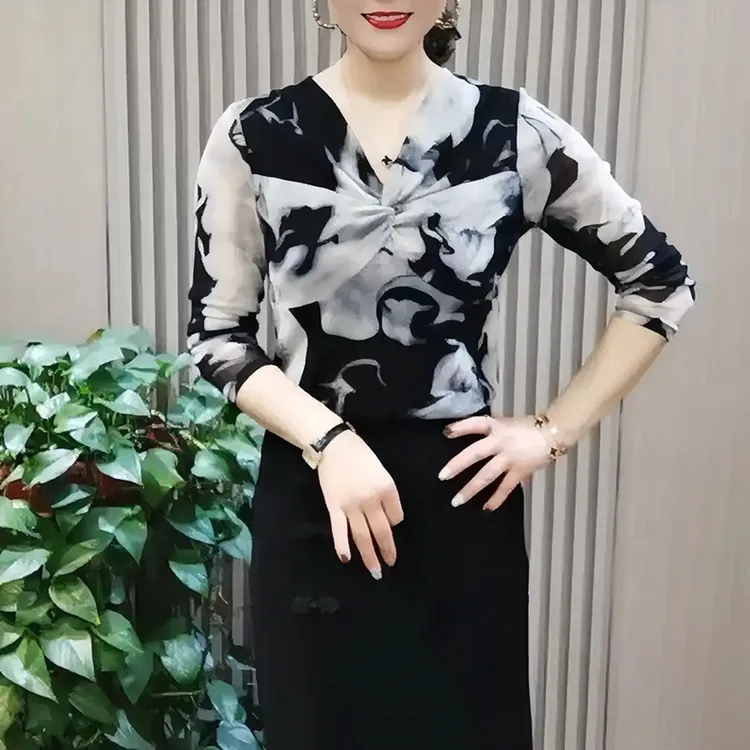 秋冬新款2025时尚V领印花长袖打底衫洋气百搭减龄妈妈装显瘦上衣