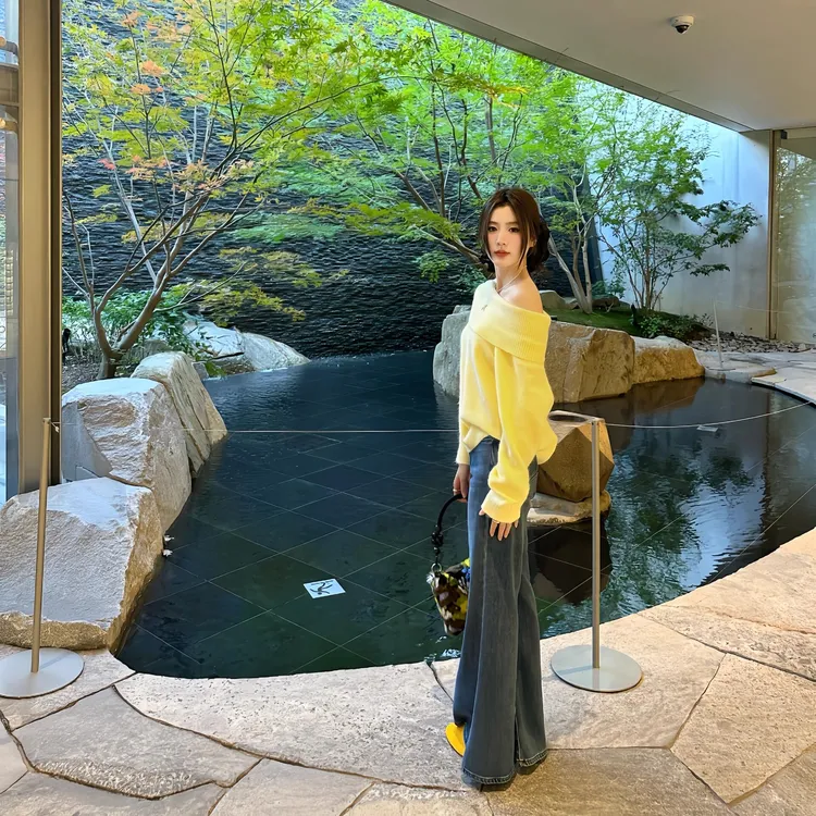 春秋新款时尚简约韩系设计感长袖上衣修身显瘦休闲小众百搭牛仔裤