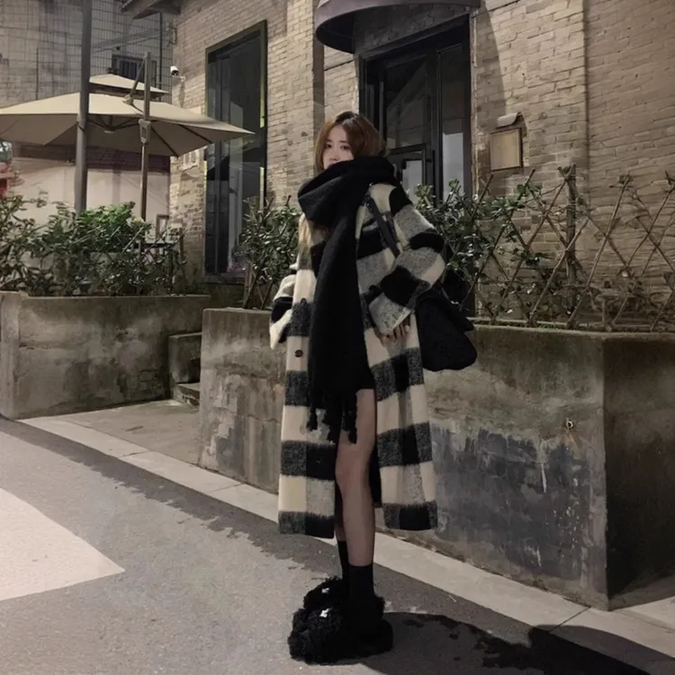 高级感毛呢大衣女加厚2025秋冬新款黑白格子中长款呢子外套赫本风