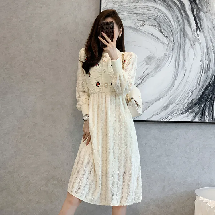 特大码女装秋冬季显瘦针织打底裙胖mm气质蕾丝拼接毛衣刺绣连衣裙