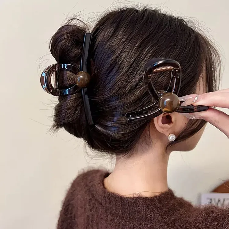 咖色珍珠发夹女后脑勺发量多鲨鱼夹气质抓夹女2025新款发卡高级感