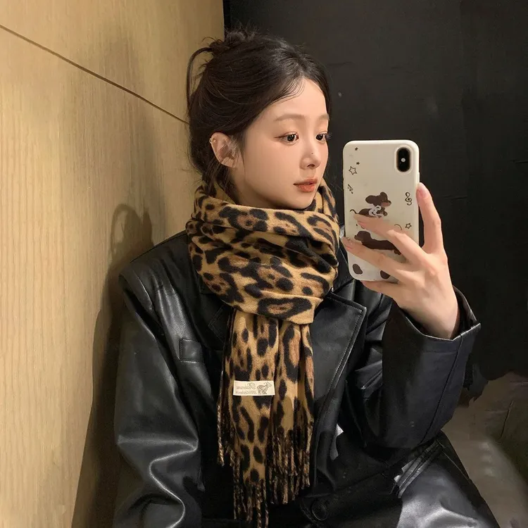 豹纹围巾2024新款仿羊绒欧美女秋冬厚流苏披肩高级感围脖