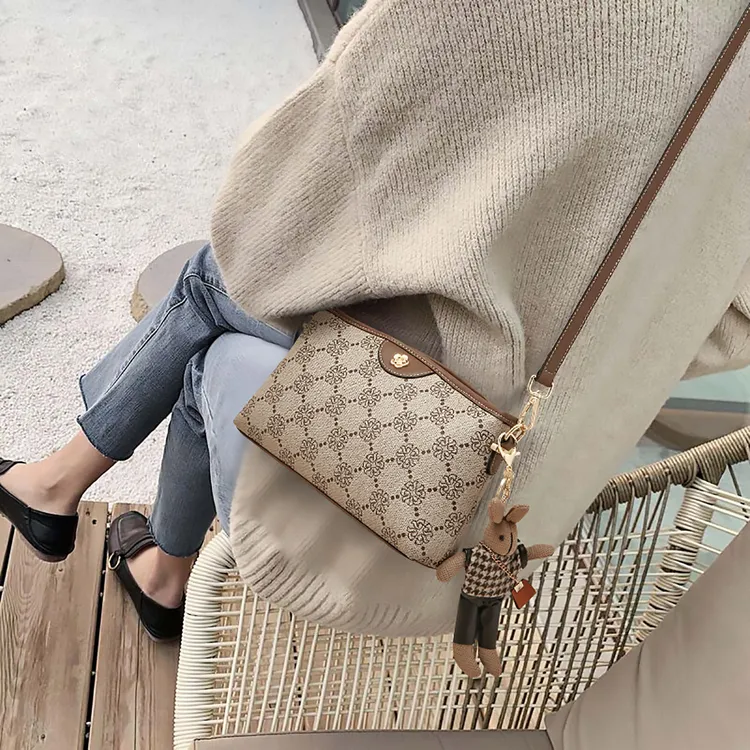 金狐狸包包女轻奢高级小熊挂饰手机包单肩包女式斜挎包女包爆