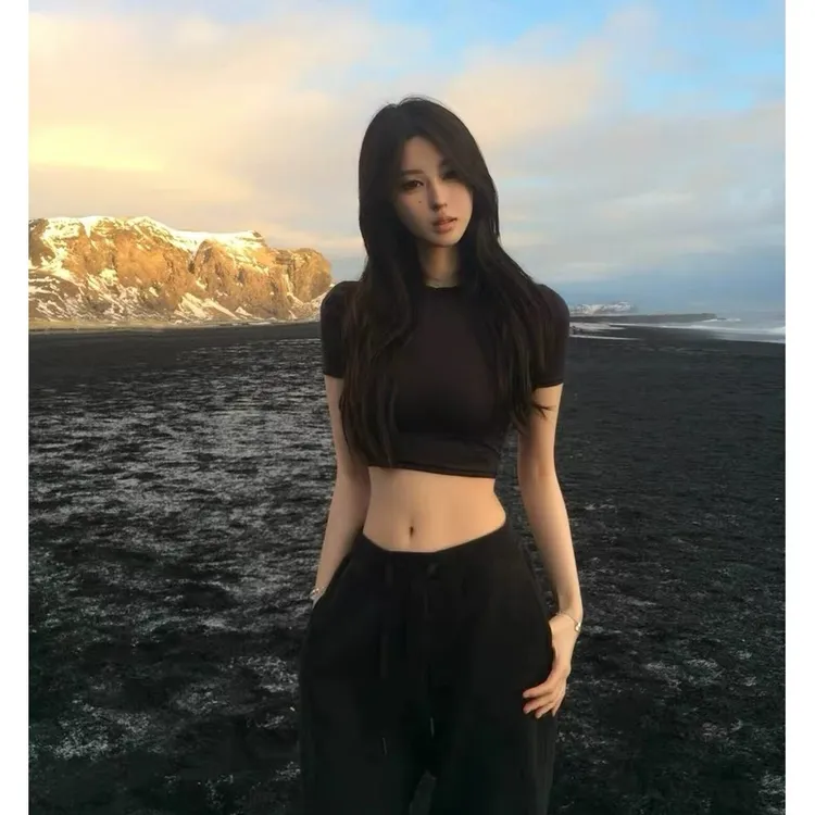 黑色正肩短袖t恤女2025年新款爆款夏季内搭修身显瘦短款辣妹上衣