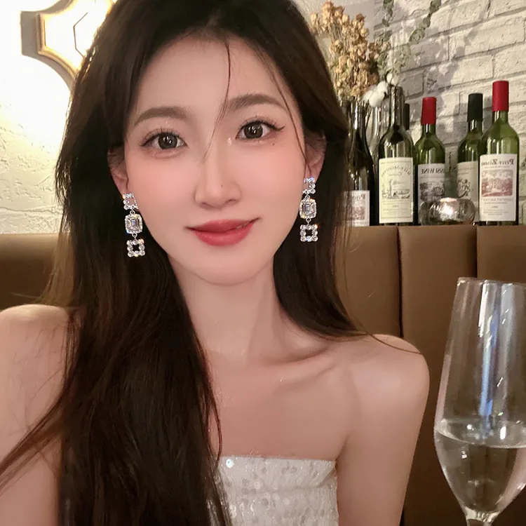 S22闪钻方块耳环独特小众设计耳钉女2025年新款轻奢高级感耳饰48