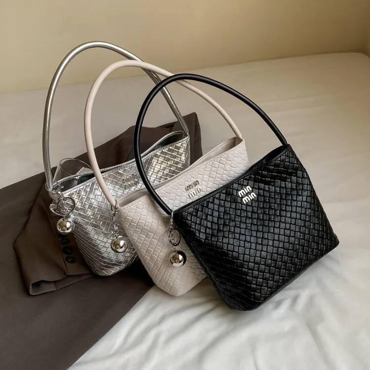 今年流行包包女2024夏天新款时尚编织手提单肩包高级感腋下水桶包