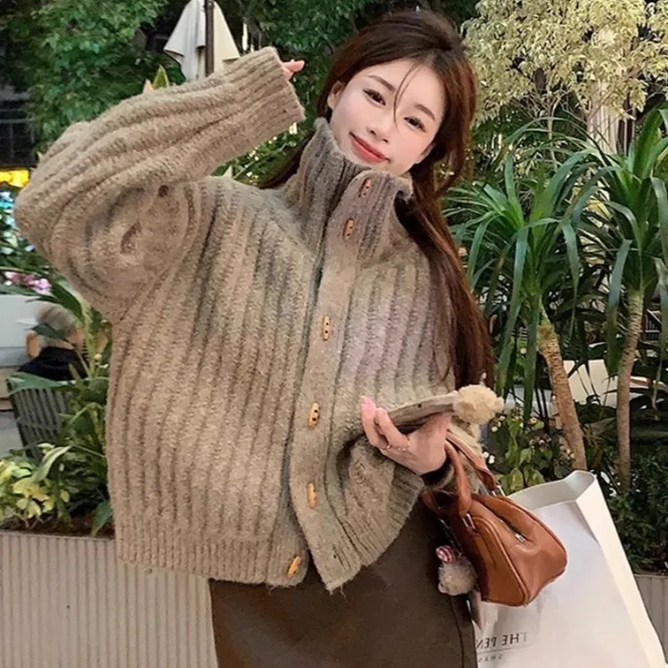 黑色短款牛角扣高领毛衣女秋冬加厚慵懒风保暖坑条翻领针织衫上衣