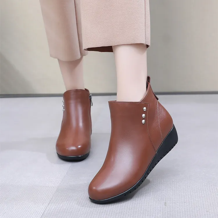 真皮妈妈鞋软底舒适棉鞋女加绒短靴秋中老年软底女鞋2024新款冬季