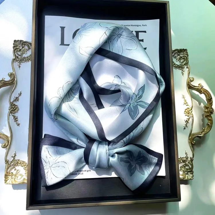 H046逐梦鸟真丝桑蚕丝12姆米淡蓝色丝巾春秋款百搭长巾淡蓝花影