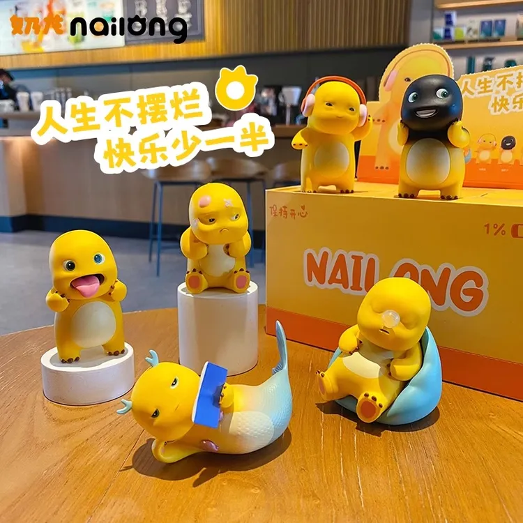 2025年新款正版奶龙日常摆烂办公室桌面小摆件家居装饰品汽车用品