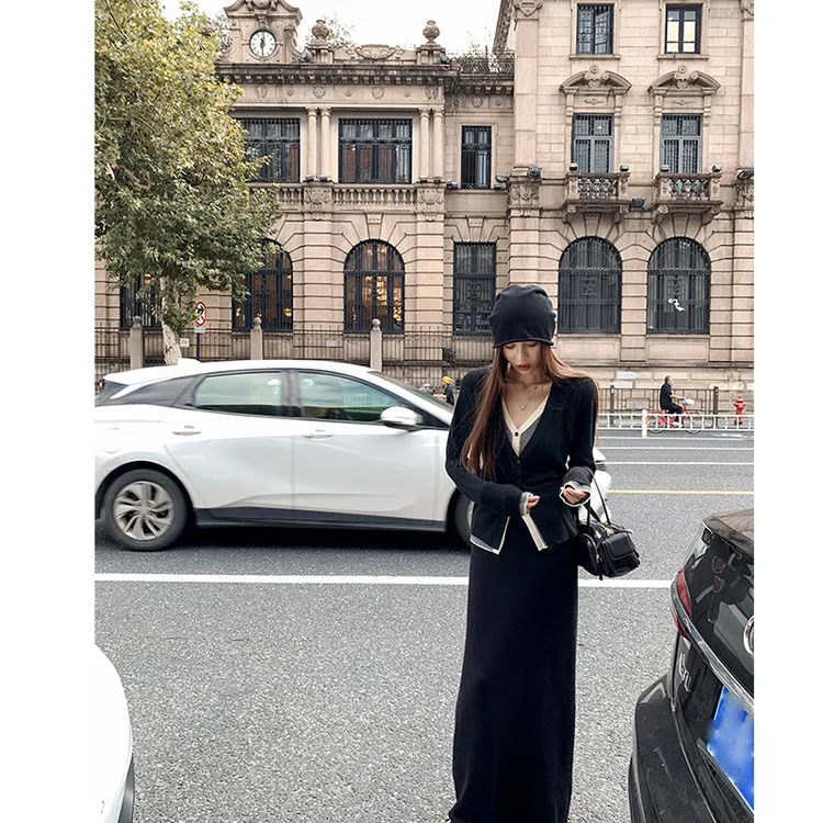 2025春季新款套装女法式高级感设计感撞色假两件针织开衫高腰长裙