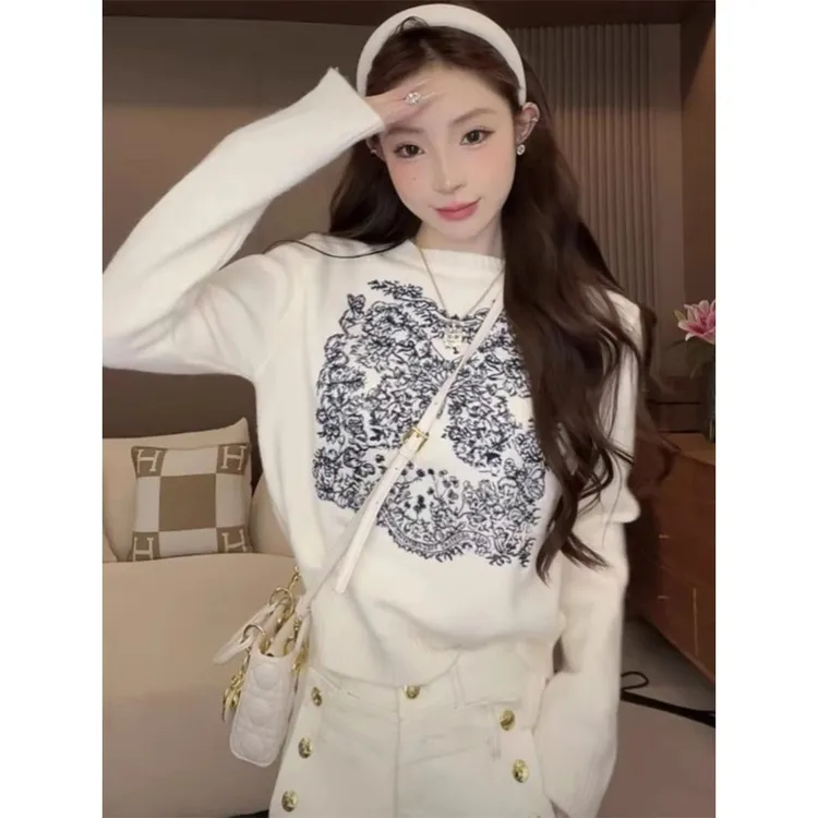 性感纯欲重工刺绣圆领长袖针织毛衣女秋季新款显瘦气质慵懒风上衣
