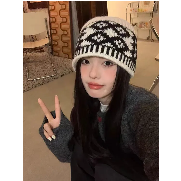 纽维尼新款复古拼色菱形格子针织毛线帽女秋冬显脸小包头韩版M01