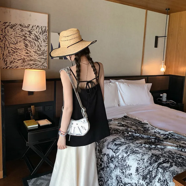 溪溪靓衫 里摩画廊 绑带吊带黑色设计感小众时髦百搭显瘦上衣女潮