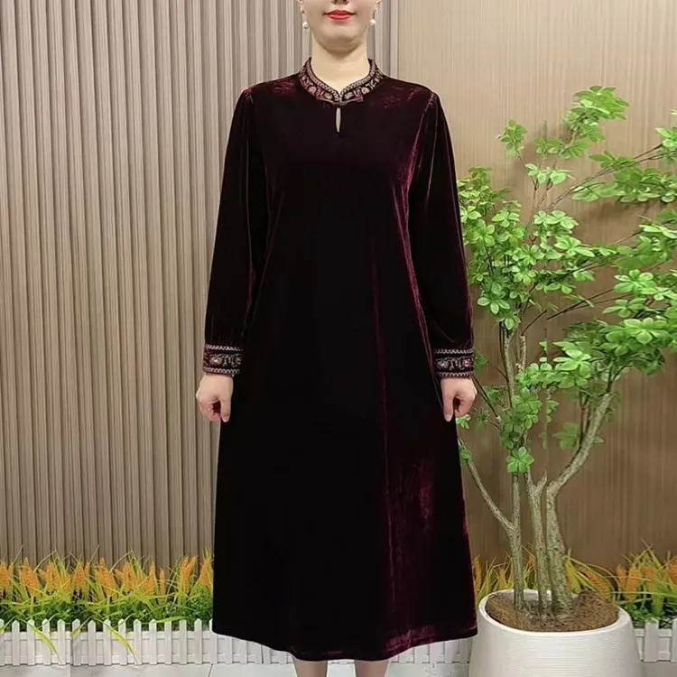 693妈妈秋冬刺绣连衣裙新款中老年女装冬季高端金丝绒裙子