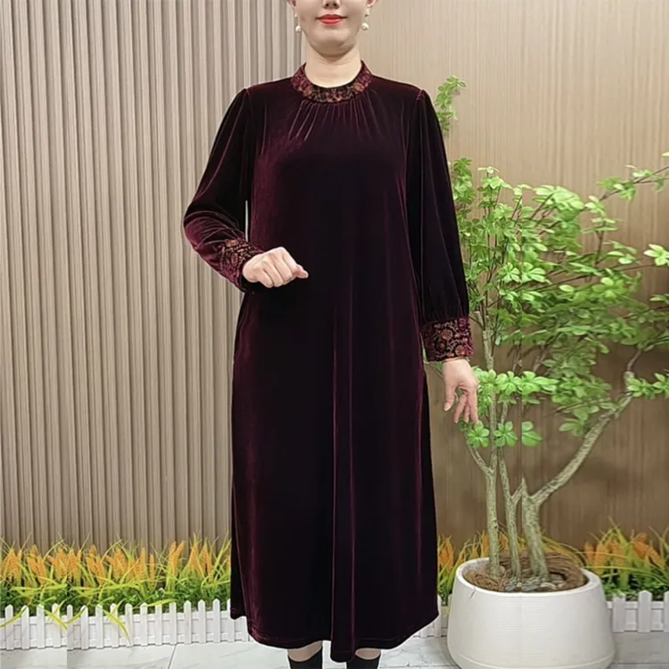 690妈妈秋冬刺绣连衣裙新款中老年女装冬季高端宽松加厚裙子