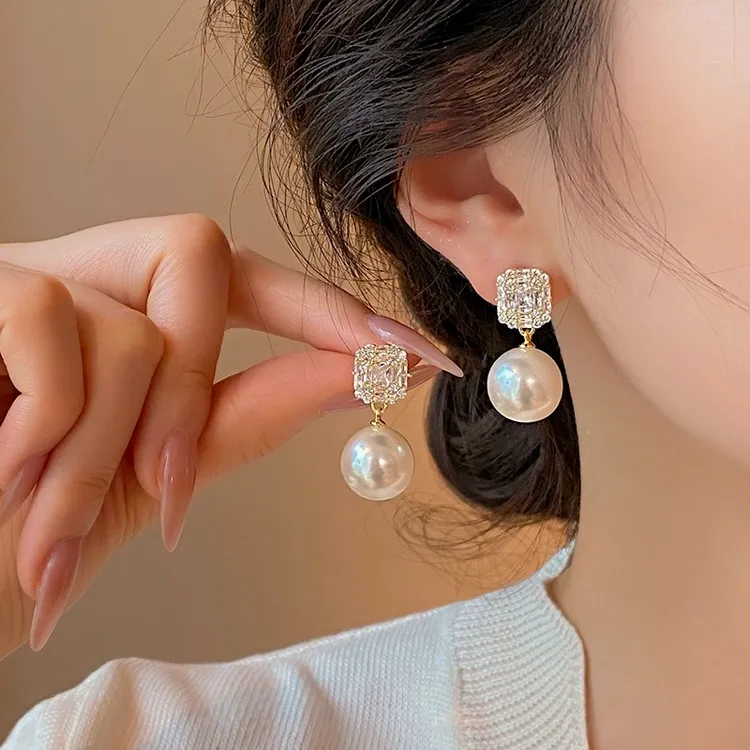 铜合金仿珍珠耳饰 锆石珠珠耳钉女秋冬新款2024爆款小众设计耳环 