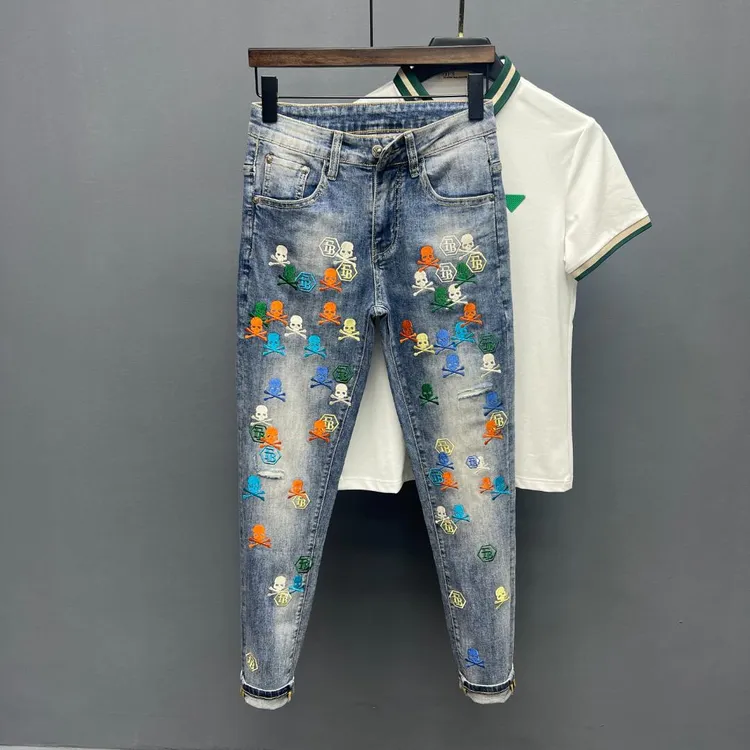 欧货夏季男士时尚骷髅头刺绣浅色小脚牛仔裤韩版修身破洞休闲长裤