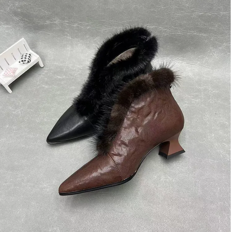 2025秋冬粗跟低跟女士真皮真毛时髦短靴棕色时尚气质加绒保暖鞋子